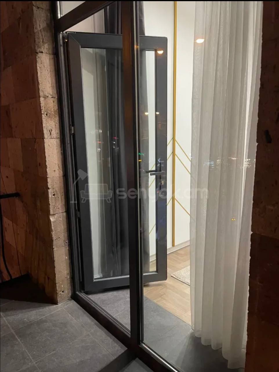 2 Սենյականոց Բնակարան Քարե Շենքում, 40քմ, 2/5 հարկ, Դիզայներական Վերանորոգված