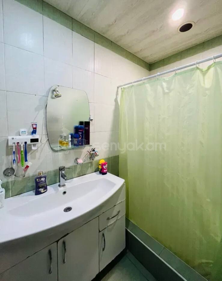 5 Սենյականոց Բնակարան Քարե Շենքում, 82քմ, 2/2 հարկ, Կապիտալ Վերանորոգված