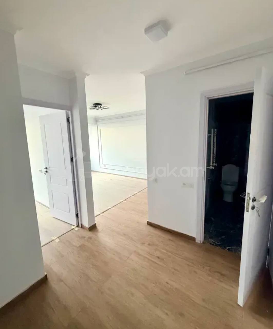 1 Սենյականոց Բնակարան Քարե Շենքում, 40քմ, 4/5 հարկ, Կապիտալ Վերանորոգված