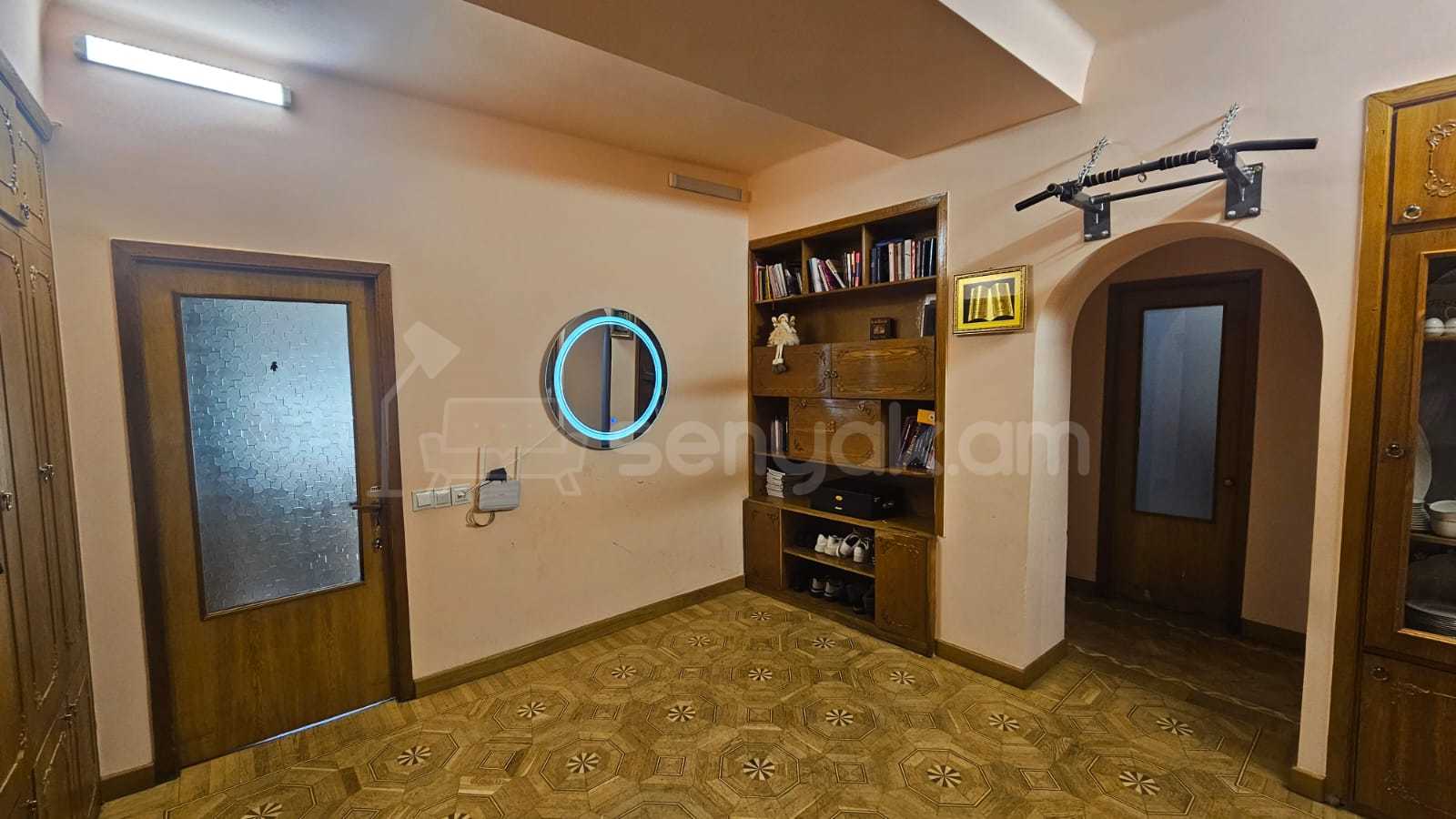 3 Սենյականոց Բնակարան Քարե Շենքում, 124քմ, 1/9 հարկ, Կապիտալ Վերանորոգված