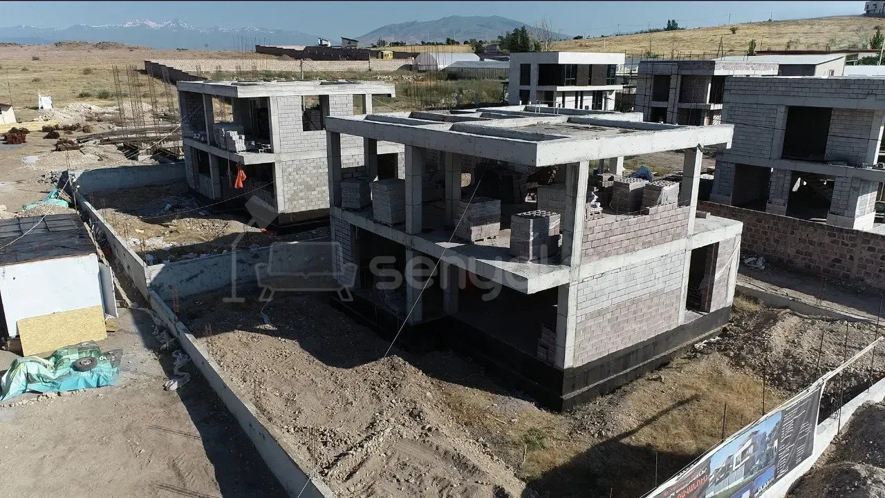 4 Սենյականոց Շքեղ Առանձնատուն, 300քմ, Ավտոտնակով