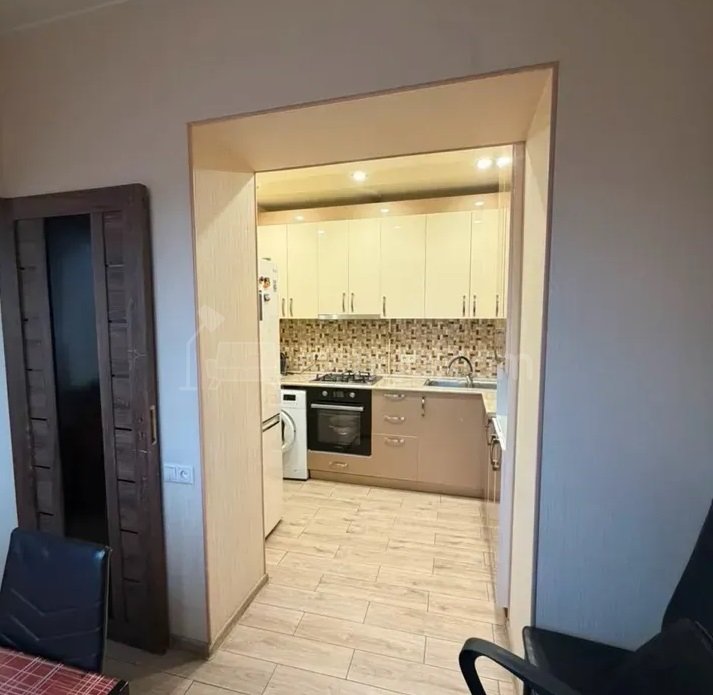 3 Սենյականոց Բնակարան Քարե Շենքում, 68քմ, 4/5 հարկ, Կապիտալ Վերանորոգված