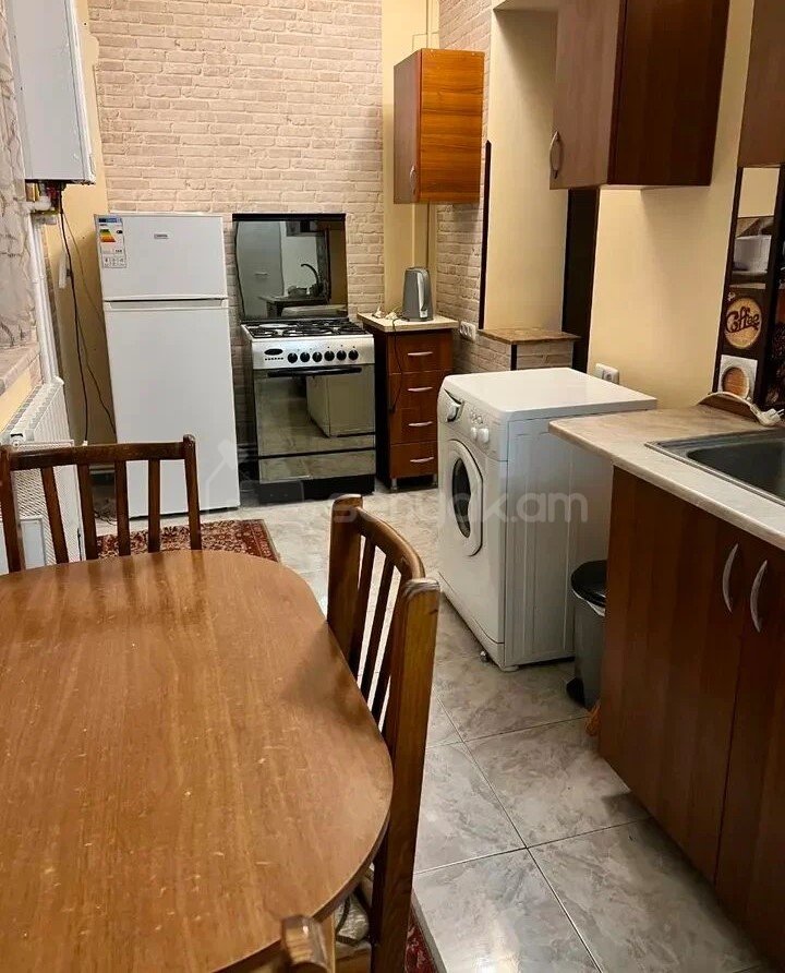 2 Սենյականոց Բնակարան Քարե Շենքում, 45քմ, 4/5 հարկ, Նորմալ Վիճակում