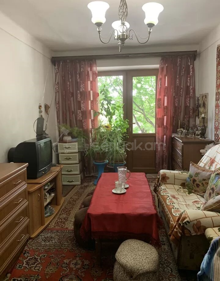 3 Սենյականոց Բնակարան Քարե Շենքում, 70քմ, 2/4 հարկ, Կապիտալ Վերանորոգված