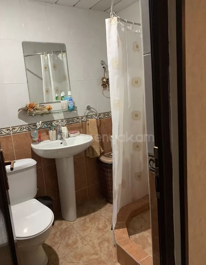 3 Սենյականոց Բնակարան Քարե Շենքում, 70քմ, 2/4 հարկ, Կապիտալ Վերանորոգված