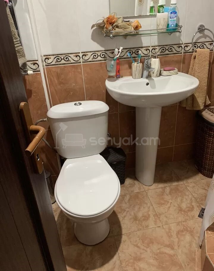 3 Սենյականոց Բնակարան Քարե Շենքում, 70քմ, 2/4 հարկ, Կապիտալ Վերանորոգված