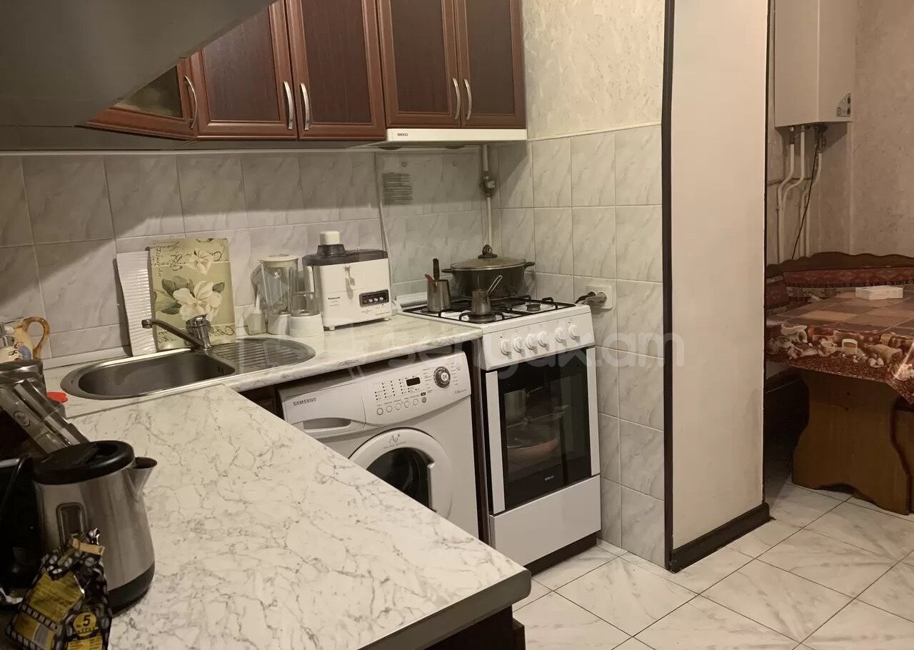 3 Սենյականոց Բնակարան Քարե Շենքում, 70քմ, 2/4 հարկ, Կապիտալ Վերանորոգված