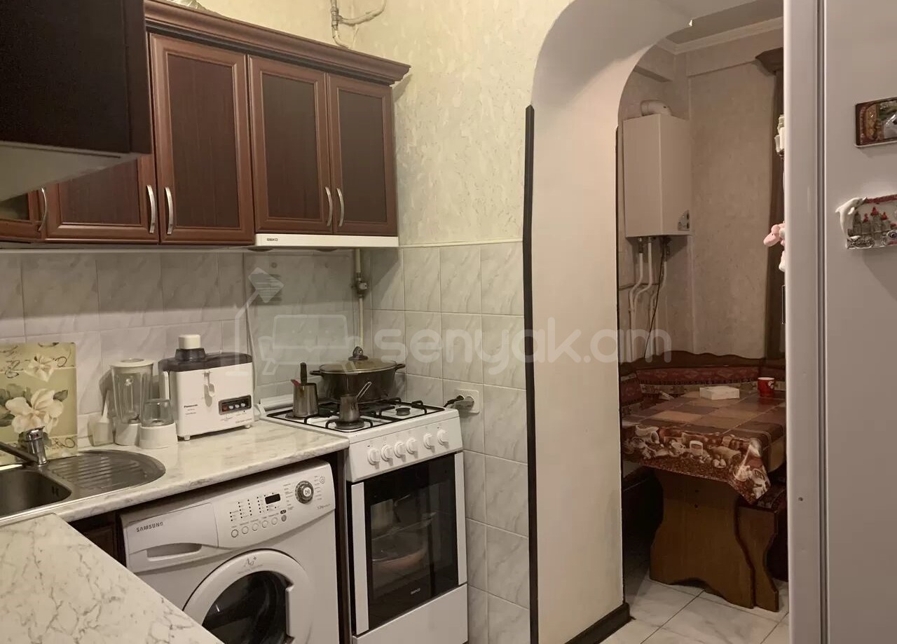 3 Սենյականոց Բնակարան Քարե Շենքում, 70քմ, 2/4 հարկ, Կապիտալ Վերանորոգված