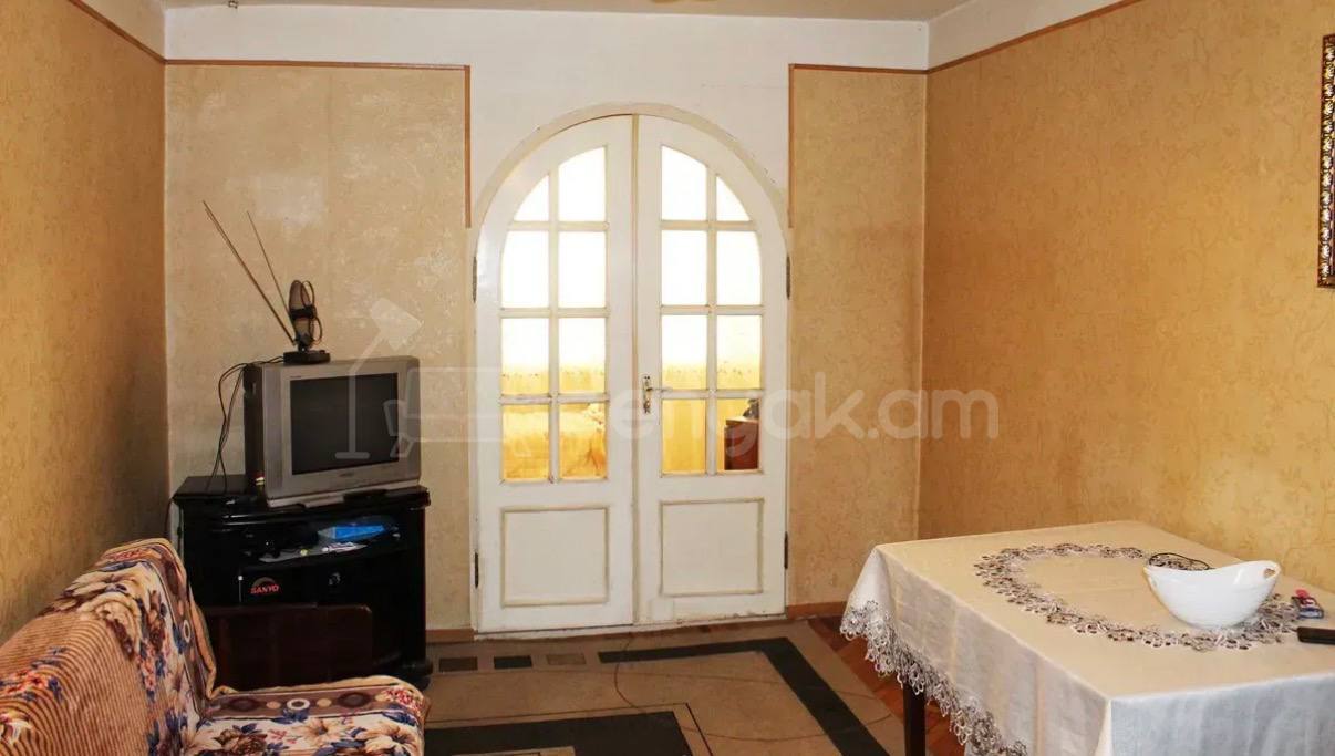 2 Սենյականոց Բնակարան Քարե Շենքում, 51քմ, 4/5 հարկ, Նորմալ Վիճակում, Կահավորված