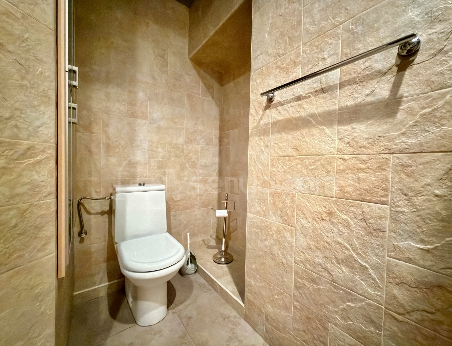 3 Սենյականոց Բնակարան Քարե Շենքում, 180քմ, 3/5 հարկ, Կապիտալ Վերանորոգված, Կահավորված, Արևկող