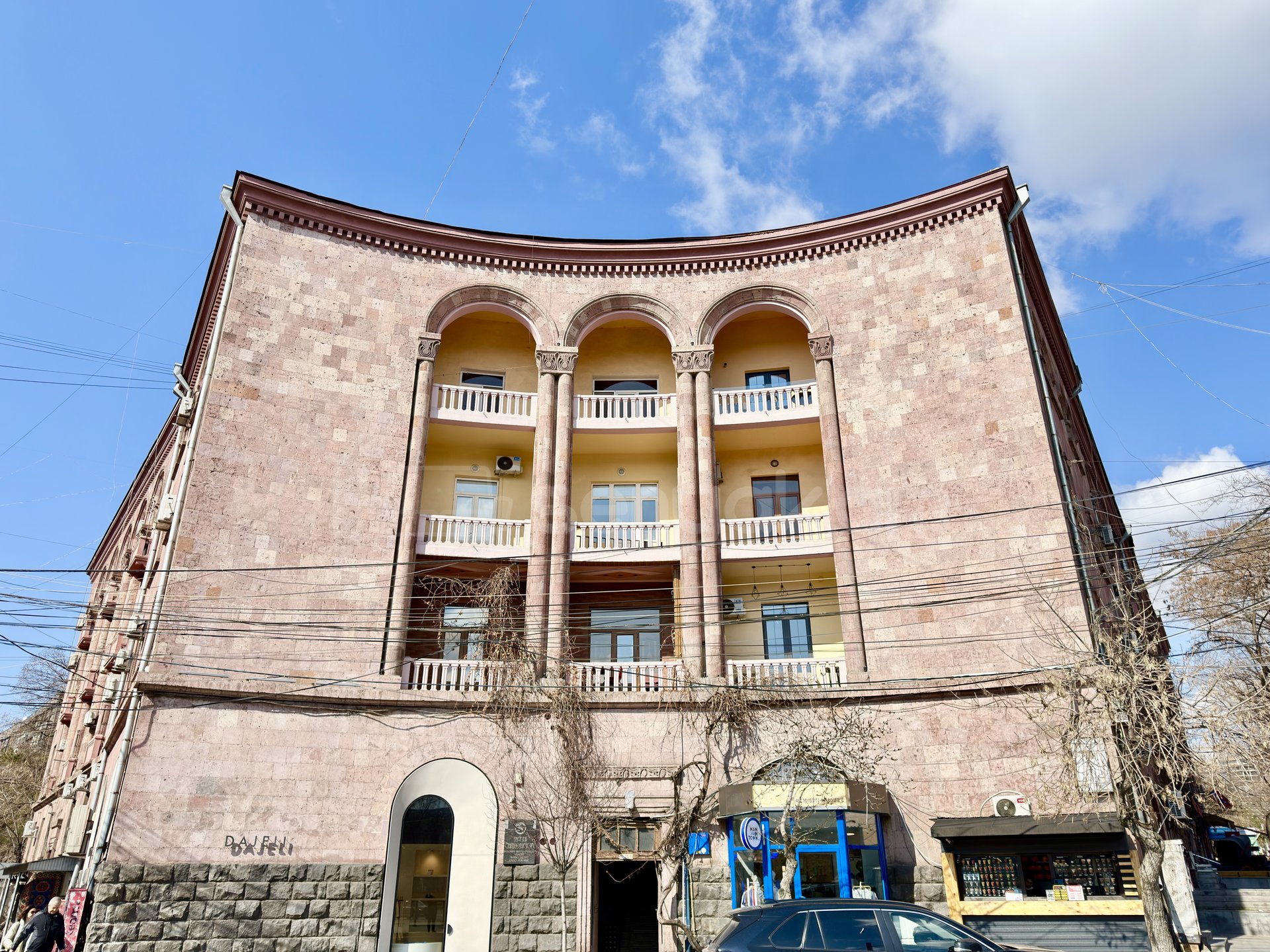 3 Սենյականոց Բնակարան Քարե Շենքում, 165քմ, 2/4 հարկ, Կապիտալ Վերանորոգված