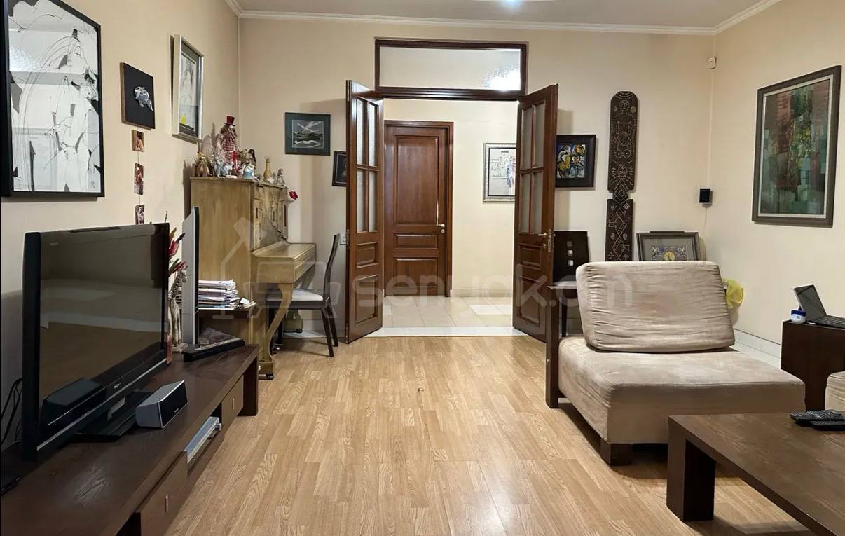 3 Սենյականոց Բնակարան Քարե Շենքում, 111քմ, 5/5 հարկ, Կապիտալ Վերանորոգված