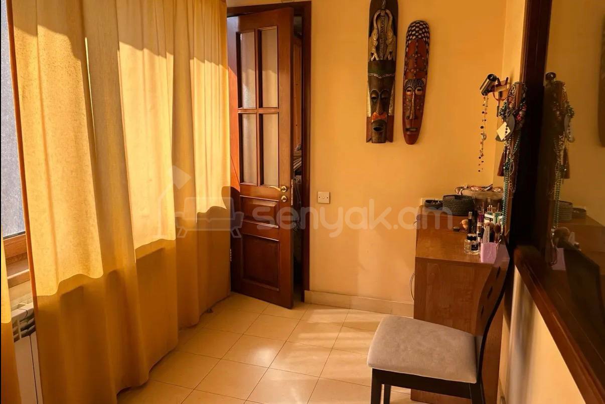 3 Սենյականոց Բնակարան Քարե Շենքում, 111քմ, 5/5 հարկ, Կապիտալ Վերանորոգված