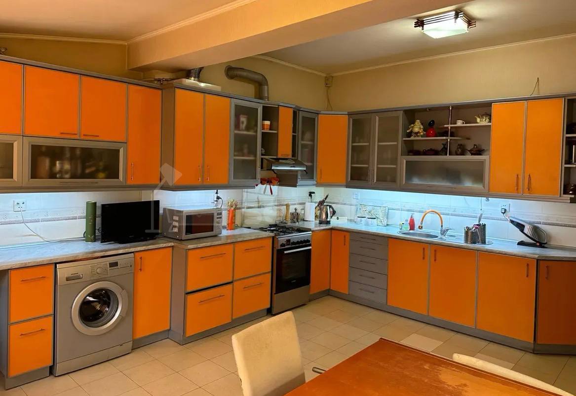 3 Սենյականոց Բնակարան Քարե Շենքում, 111քմ, 5/5 հարկ, Կապիտալ Վերանորոգված