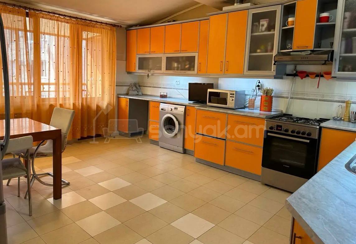 3 Սենյականոց Բնակարան Քարե Շենքում, 111քմ, 5/5 հարկ, Կապիտալ Վերանորոգված