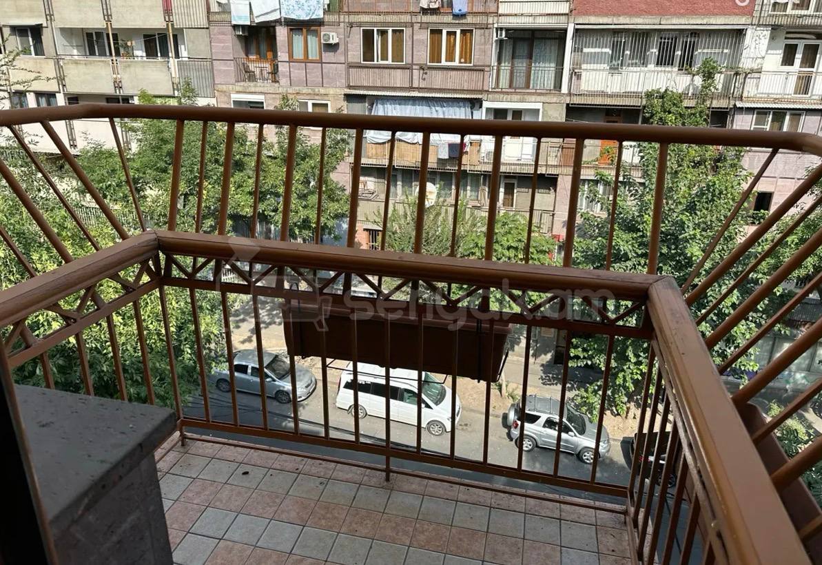 3 Սենյականոց Բնակարան Քարե Շենքում, 111քմ, 5/5 հարկ, Կապիտալ Վերանորոգված