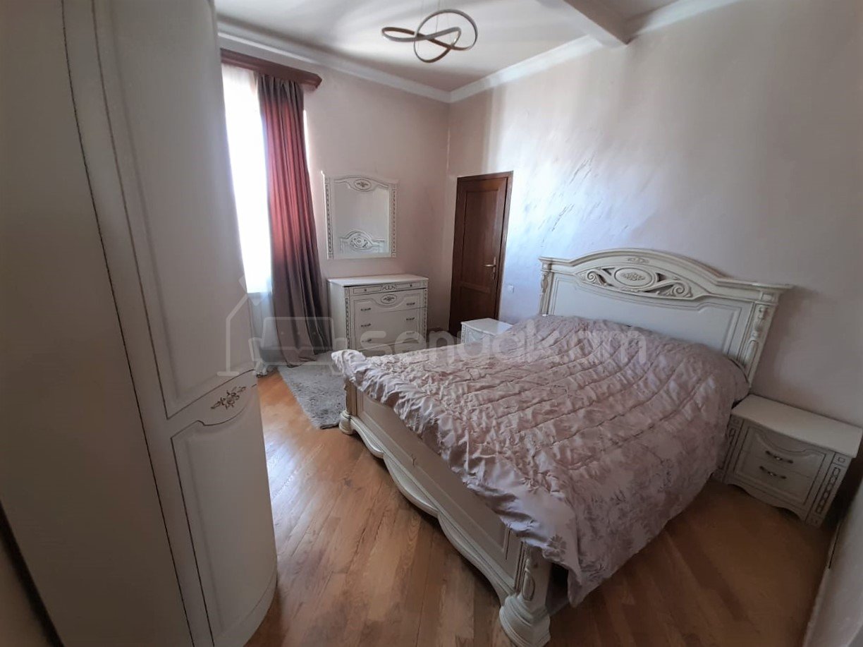4 Սենյականոց Բնակարան Քարե Շենքում, 120քմ, 6/6 հարկ, Կապիտալ Վերանորոգված