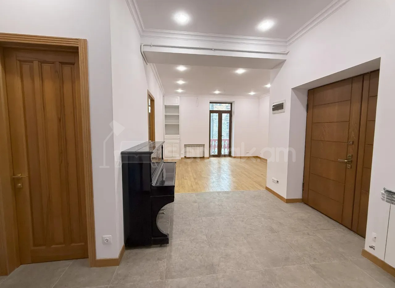 3 Սենյականոց Բնակարան Քարե Շենքում, 93քմ, 2/5 հարկ, Կապիտալ Վերանորոգված