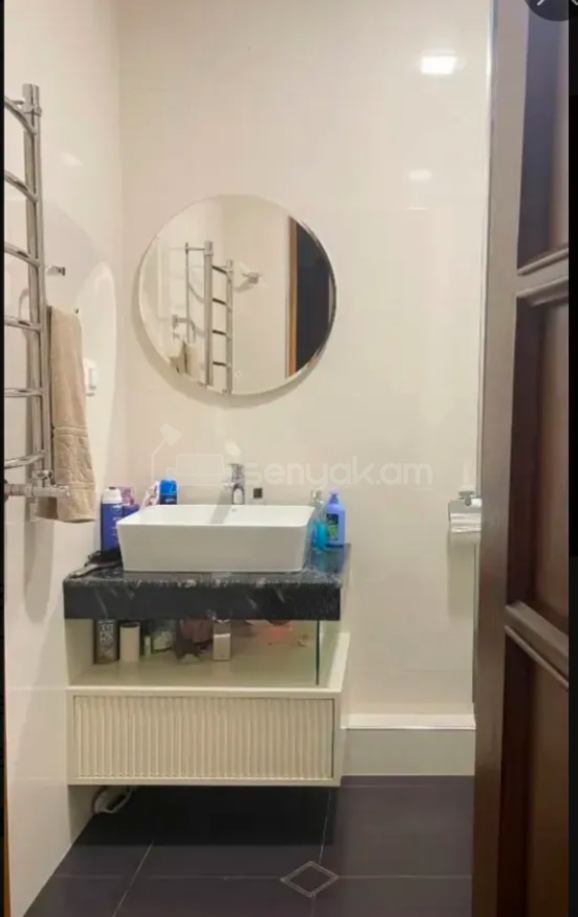 3 Սենյականոց Բնակարան Քարե Շենքում, 85քմ, 1/4 հարկ, Կապիտալ Վերանորոգված, Կահավորված