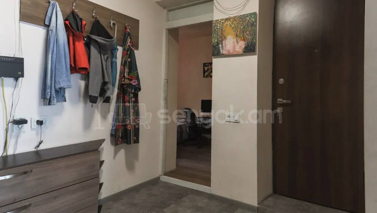 4 Սենյականոց Բնակարան Քարե Շենքում, 93քմ, 4/5 հարկ, Կապիտալ Վերանորոգված