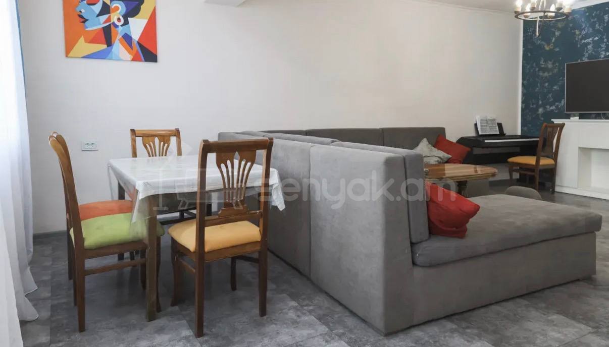 4 Սենյականոց Բնակարան Քարե Շենքում, 93քմ, 4/5 հարկ, Կապիտալ Վերանորոգված