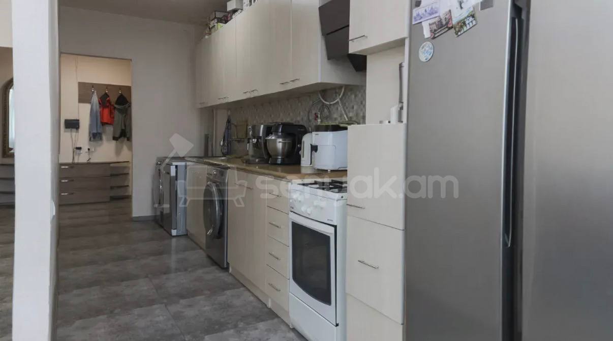 4 Սենյականոց Բնակարան Քարե Շենքում, 93քմ, 4/5 հարկ, Կապիտալ Վերանորոգված