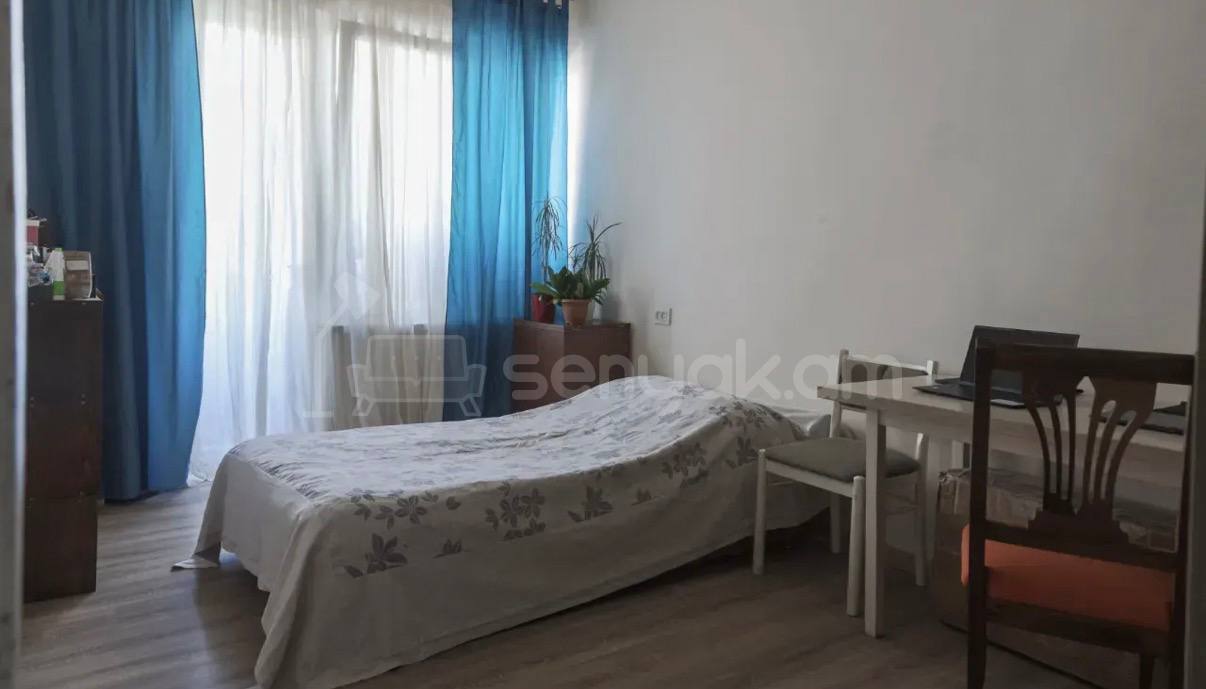 4 Սենյականոց Բնակարան Քարե Շենքում, 93քմ, 4/5 հարկ, Կապիտալ Վերանորոգված