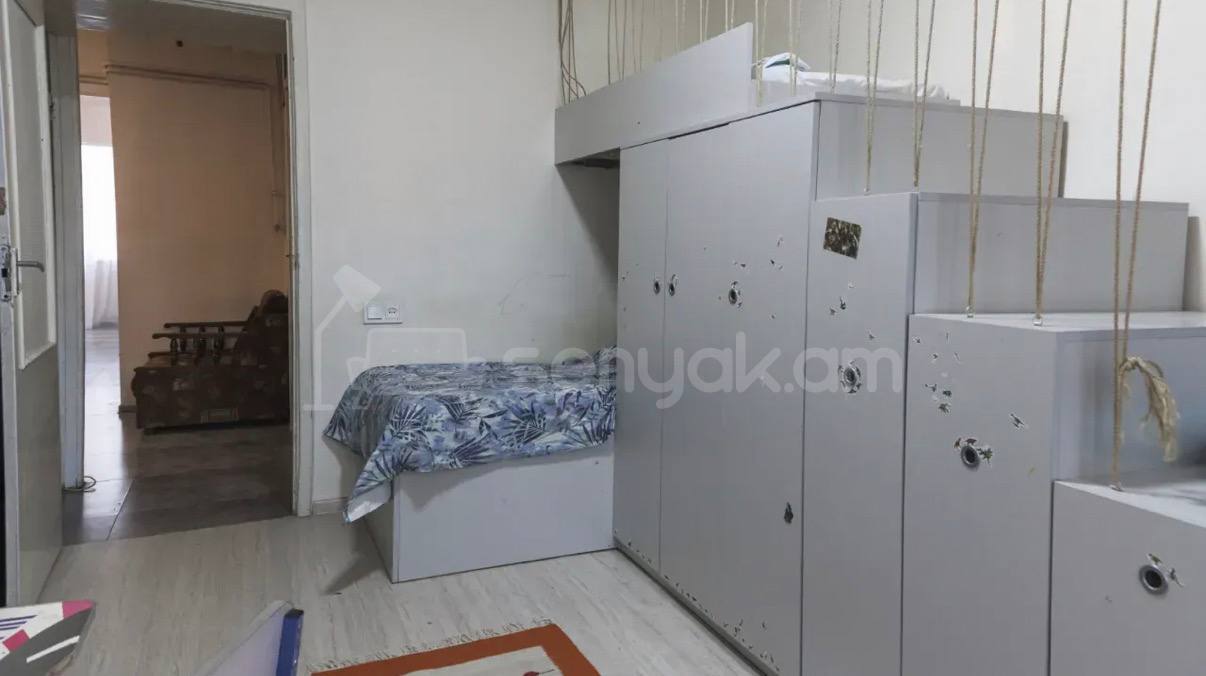 4 Սենյականոց Բնակարան Քարե Շենքում, 93քմ, 4/5 հարկ, Կապիտալ Վերանորոգված