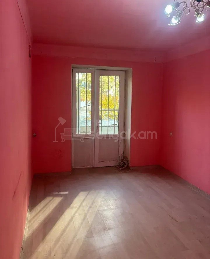 1 Սենյականոց Բնակարան Քարե Շենքում, 30քմ, 2/4 հարկ, Նորմալ Վիճակում