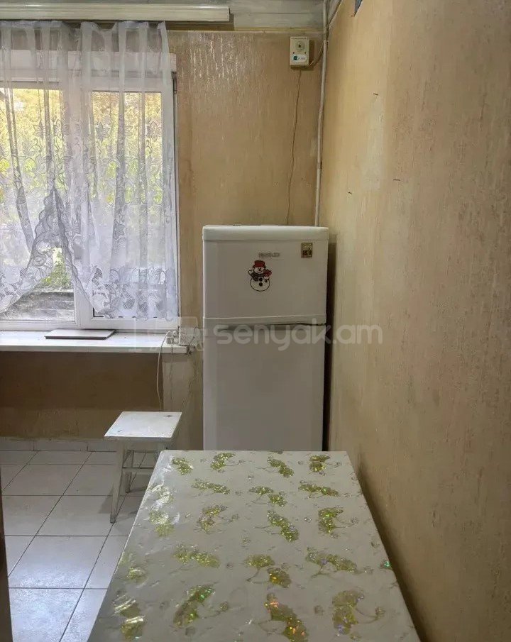 1 Սենյականոց Բնակարան Քարե Շենքում, 30քմ, 2/4 հարկ, Նորմալ Վիճակում