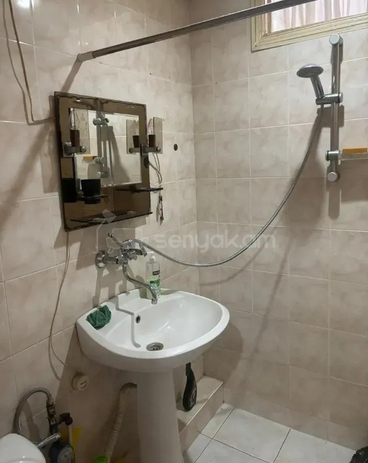 1 Սենյականոց Բնակարան Քարե Շենքում, 30քմ, 2/4 հարկ, Նորմալ Վիճակում