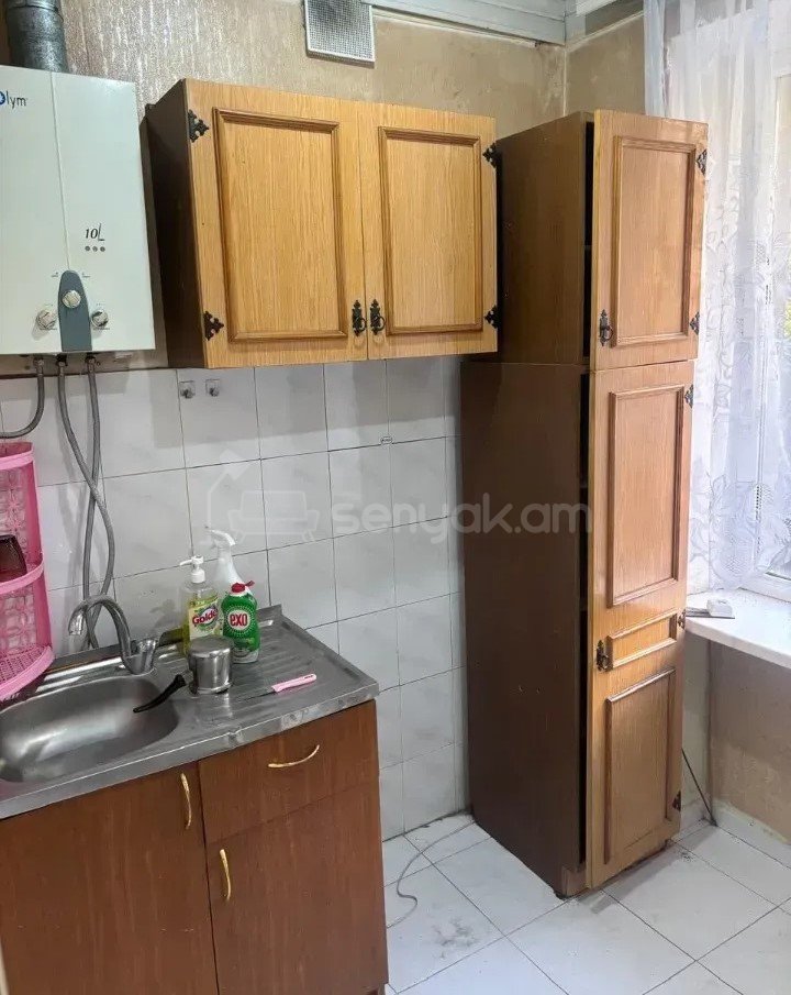 1 Սենյականոց Բնակարան Քարե Շենքում, 30քմ, 2/4 հարկ, Նորմալ Վիճակում