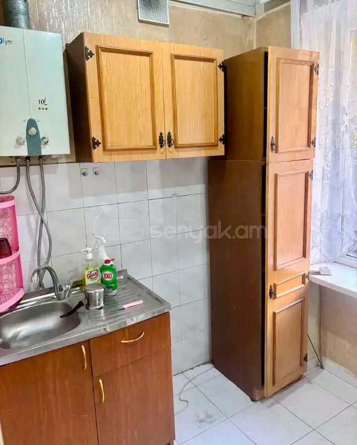 1 Սենյականոց Բնակարան Քարե Շենքում, 30քմ, 2/4 հարկ, Նորմալ Վիճակում