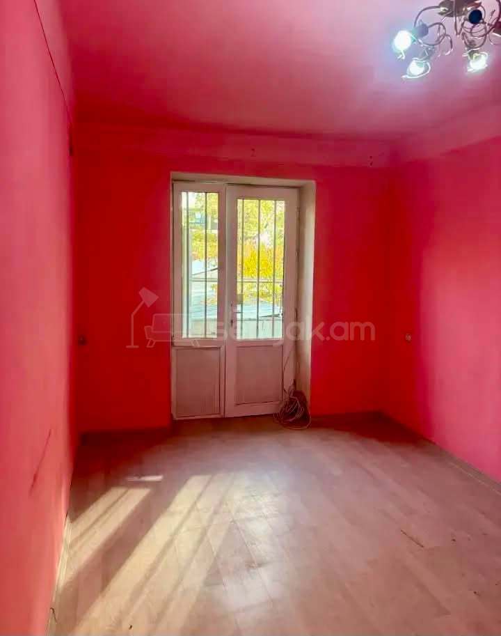 1 Սենյականոց Բնակարան Քարե Շենքում, 30քմ, 2/4 հարկ, Նորմալ Վիճակում