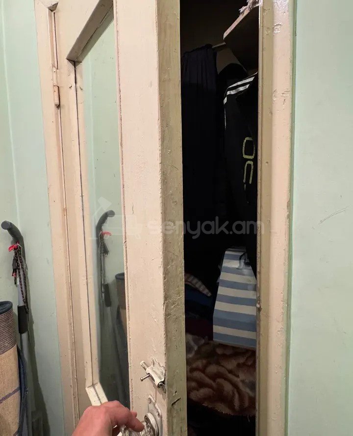 1 Սենյականոց Բնակարան Քարե Շենքում, 35քմ, 4/4 հարկ, Նորմալ Վիճակում