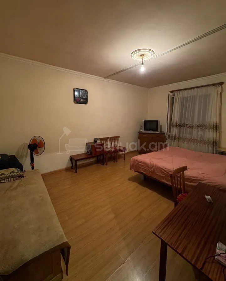 1 Սենյականոց Բնակարան Քարե Շենքում, 35քմ, 4/4 հարկ, Նորմալ Վիճակում