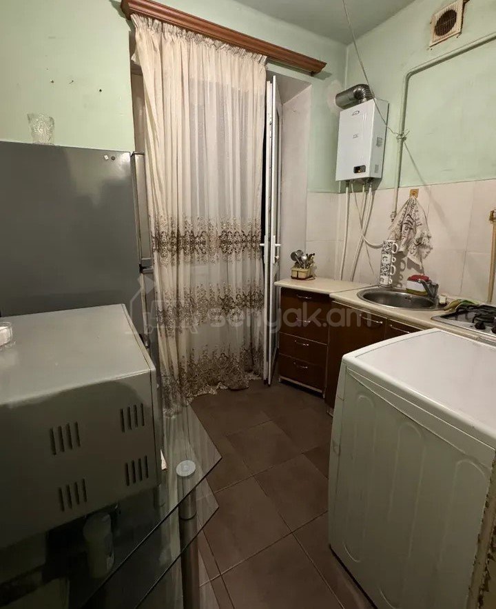 1 Սենյականոց Բնակարան Քարե Շենքում, 35քմ, 4/4 հարկ, Նորմալ Վիճակում