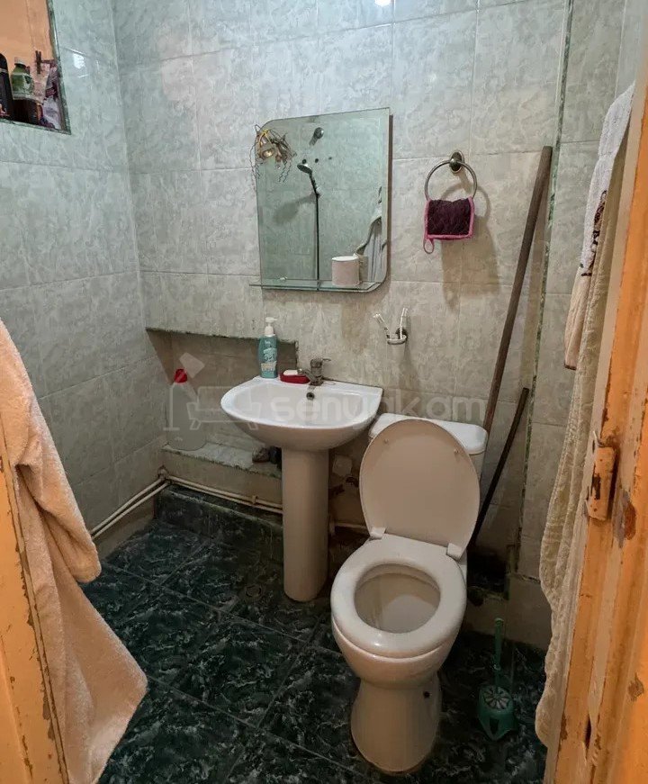 1 Սենյականոց Բնակարան Քարե Շենքում, 35քմ, 4/4 հարկ, Նորմալ Վիճակում