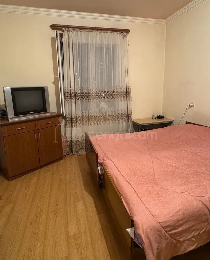 1 Սենյականոց Բնակարան Քարե Շենքում, 35քմ, 4/4 հարկ, Նորմալ Վիճակում