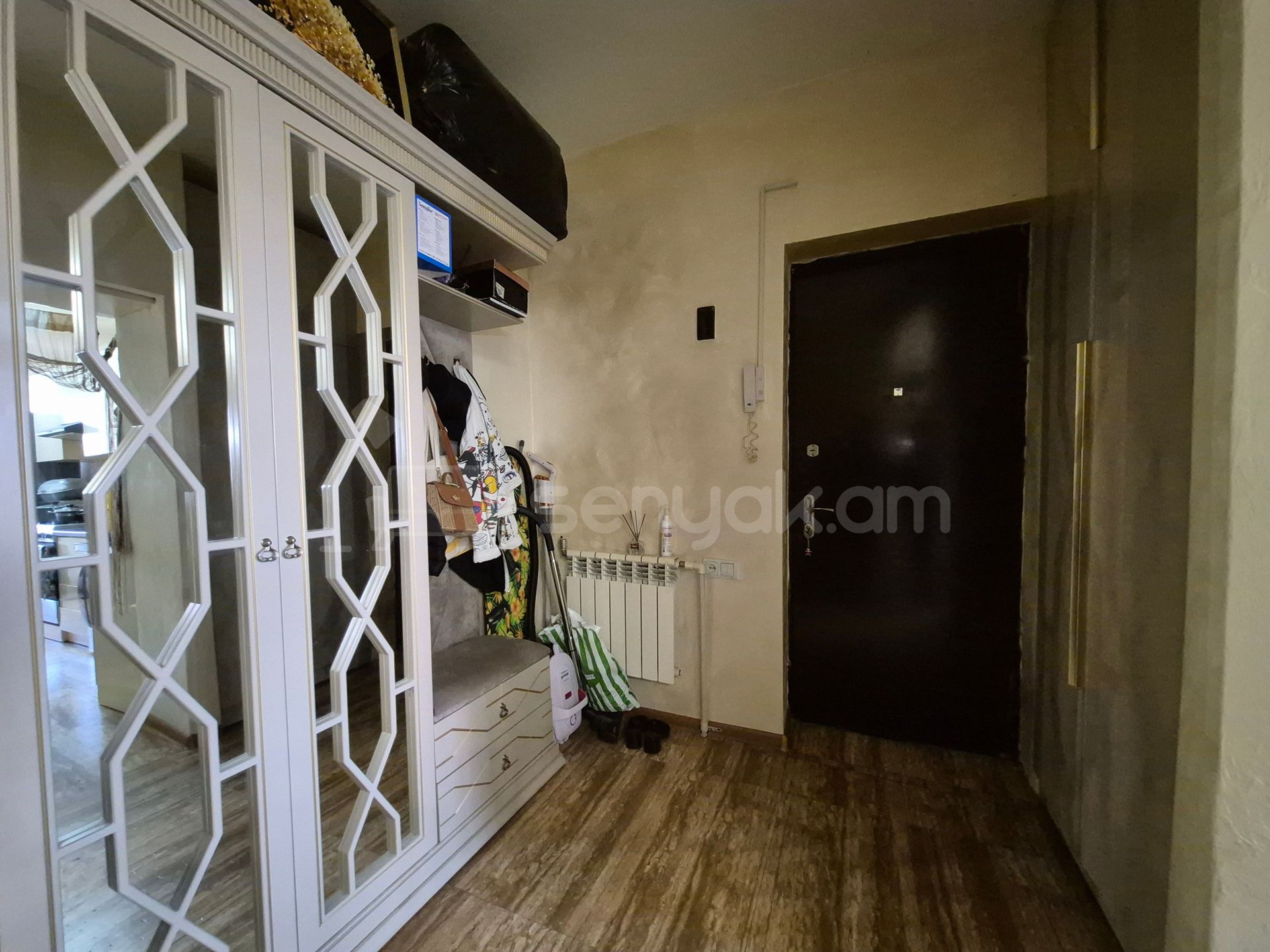 3 Սենյականոց Բնակարան Քարե Շենքում, 75քմ, 5/5 հարկ, Կապիտալ Վերանորոգված
