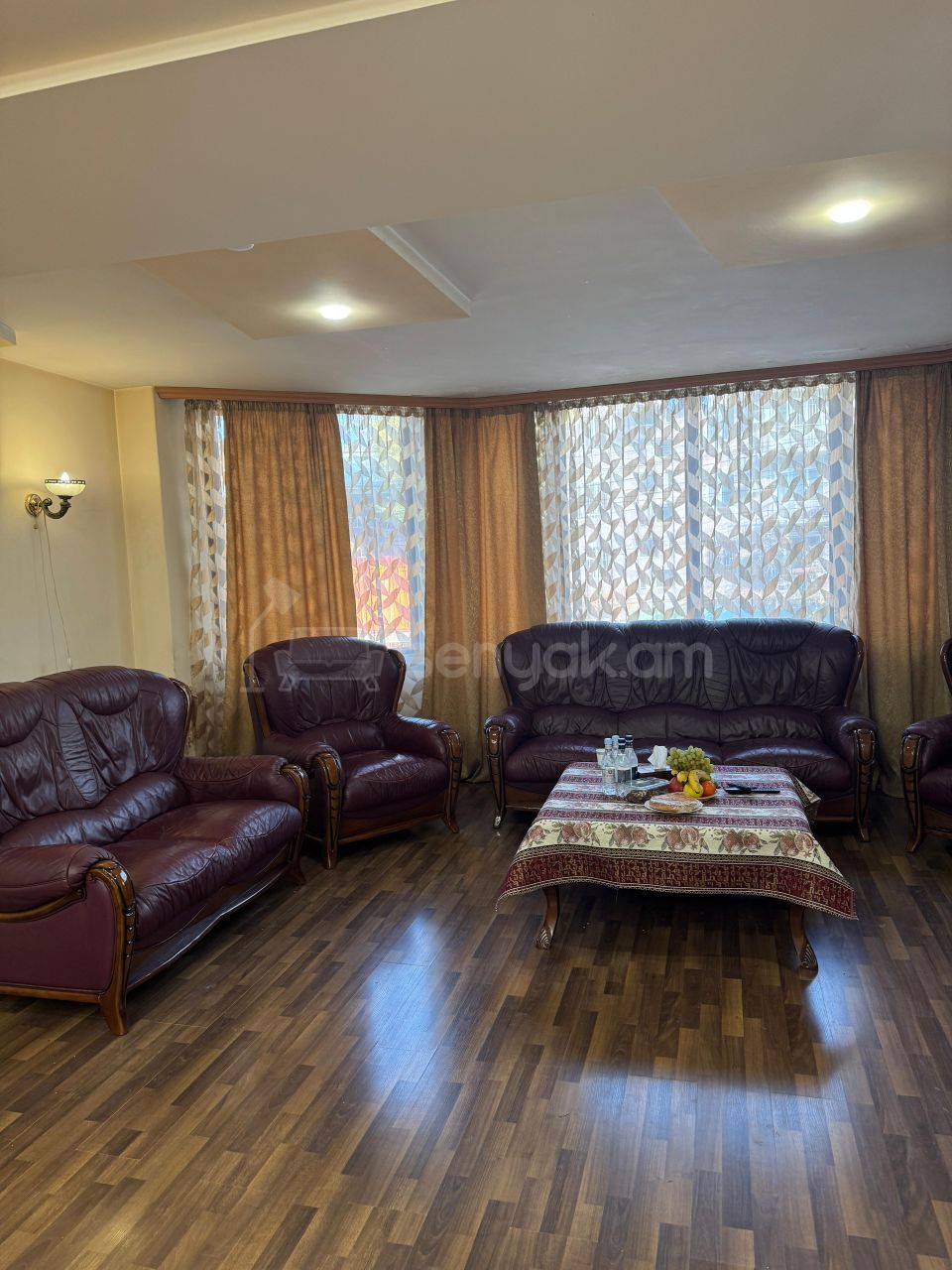 3 Սենյականոց Բնակարան Քարե Շենքում, 110քմ, 2/4 հարկ, Կապիտալ Վերանորոգված, Կահավորված