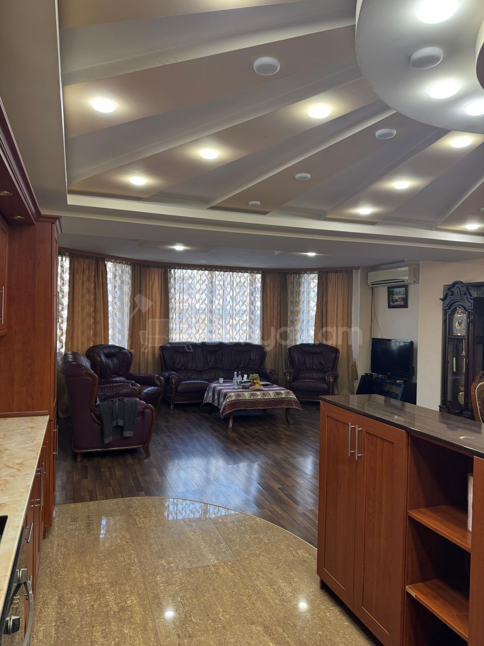 3 Սենյականոց Բնակարան Քարե Շենքում, 110քմ, 2/4 հարկ, Կապիտալ Վերանորոգված, Կահավորված