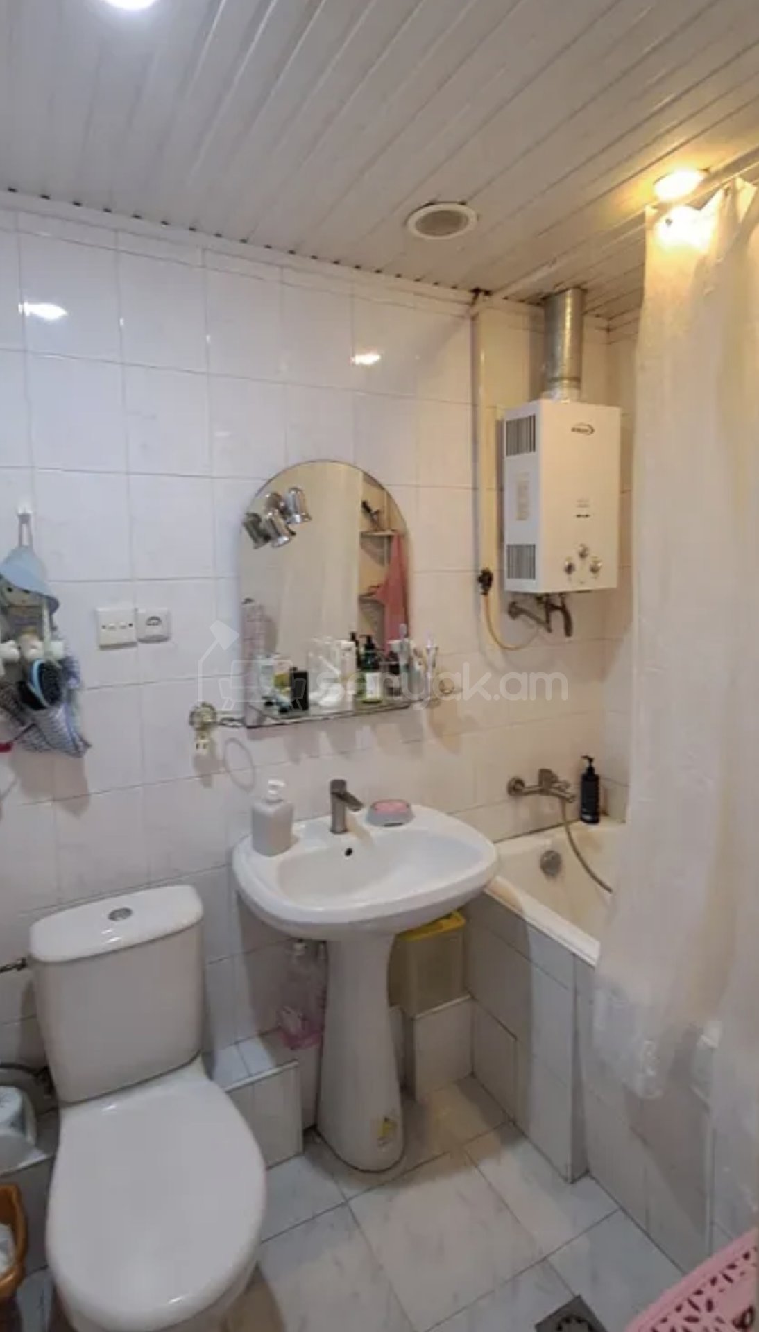 4 Սենյականոց Բնակարան Քարե Շենքում, 70քմ, 4/4 հարկ, Կապիտալ Վերանորոգված
