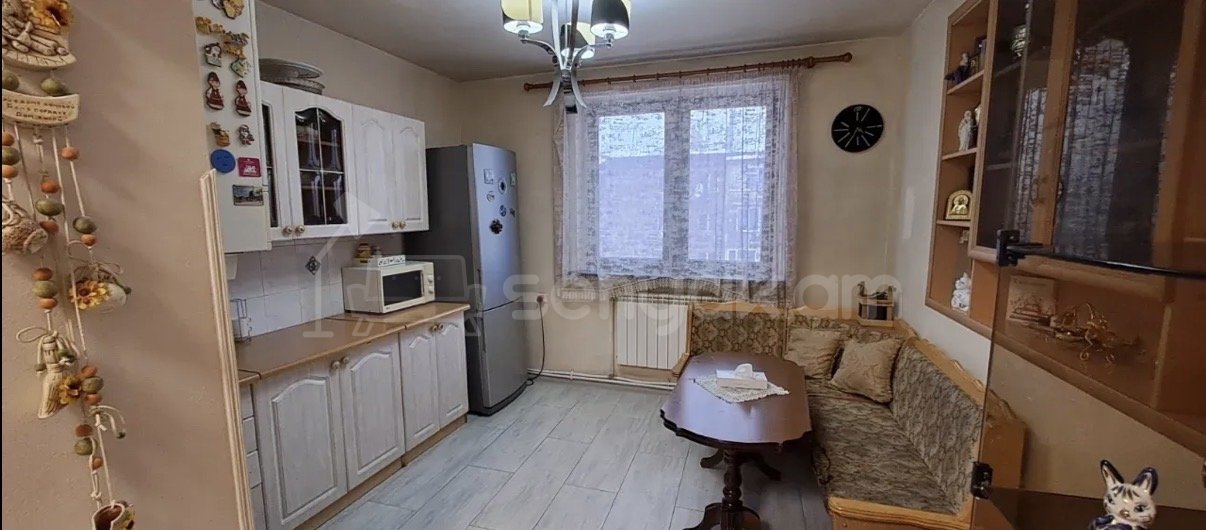 4 Սենյականոց Բնակարան Քարե Շենքում, 70քմ, 4/4 հարկ, Կապիտալ Վերանորոգված