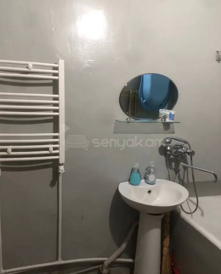 2 Սենյականոց Բնակարան Քարե Շենքում, 60քմ, 5/5 հարկ, Կոսմետիկ Վերանորոգված, Կահավորված