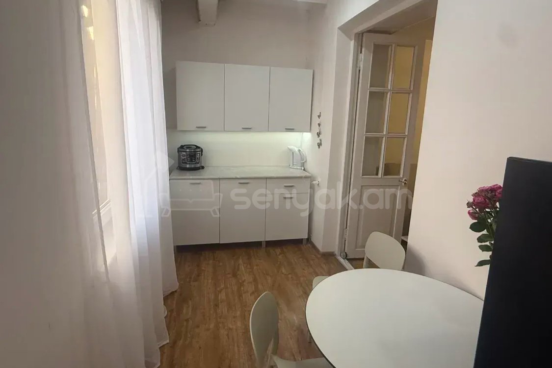 2 Սենյականոց Բնակարան Քարե Շենքում, 46քմ, 5/5 հարկ, Նորմալ Վիճակում