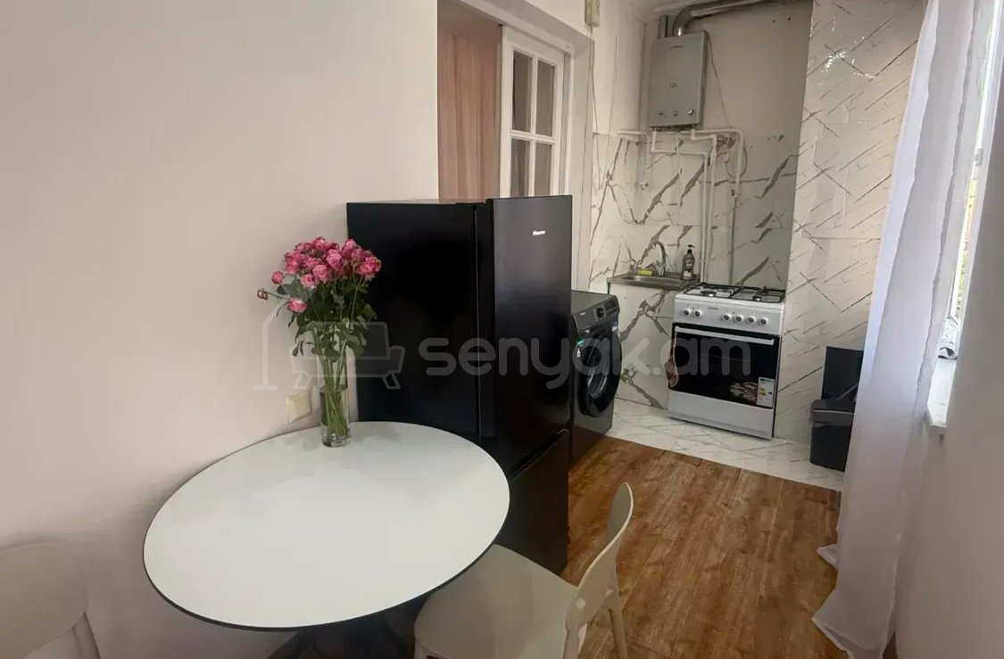 2 Սենյականոց Բնակարան Քարե Շենքում, 46քմ, 5/5 հարկ, Նորմալ Վիճակում