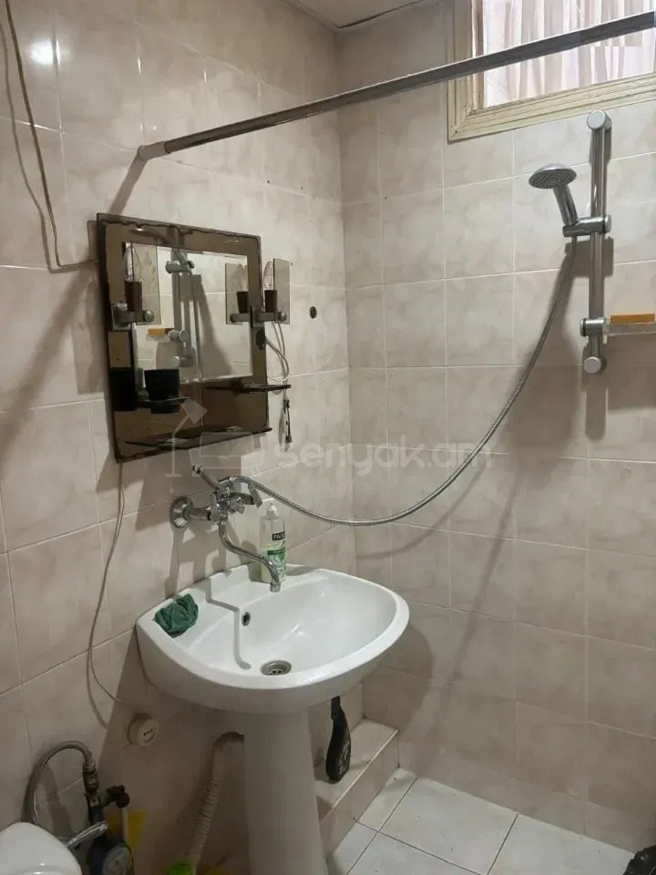 1 Սենյականոց Բնակարան Քարե Շենքում, 30քմ, 2/4 հարկ, Նորմալ Վիճակում