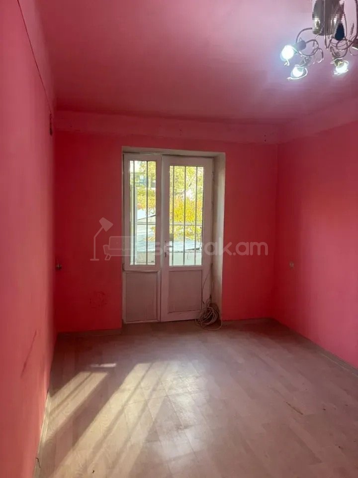 1 Սենյականոց Բնակարան Քարե Շենքում, 30քմ, 2/4 հարկ, Նորմալ Վիճակում