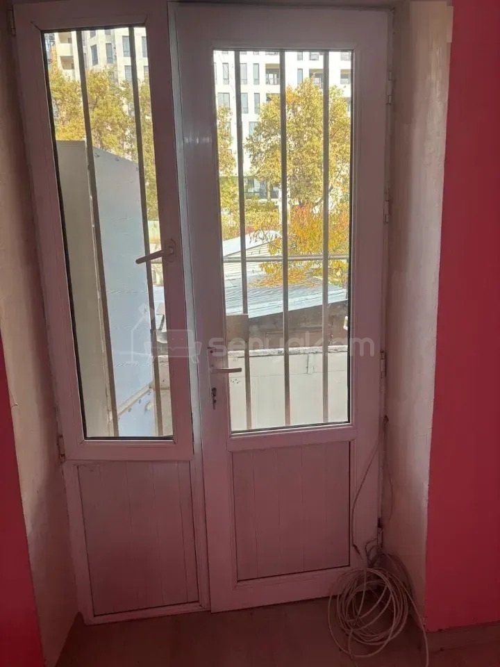 1 Սենյականոց Բնակարան Քարե Շենքում, 30քմ, 2/4 հարկ, Նորմալ Վիճակում